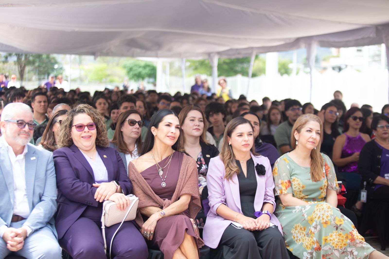 Público asistente a la Actividad conmemorativa del día Nacional e Internacional de las Mujeres en la plazoleta del Estadio Nacional